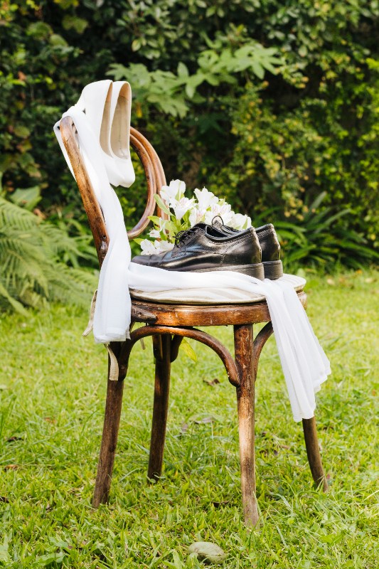 pair-wedding-high-heels-shoes-with-scarf-flower-bouquet-green-grass-park (2) location décoration cérémonie laïque mariage